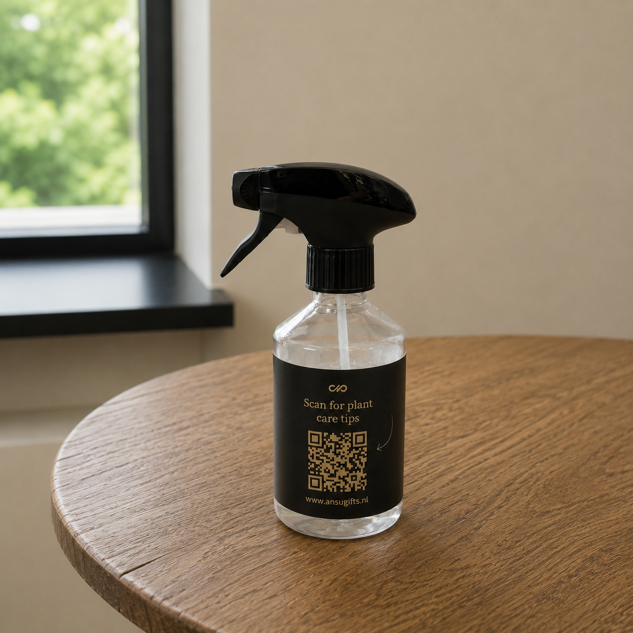 Sproeifles met een QR naar de verzorgingspagina
